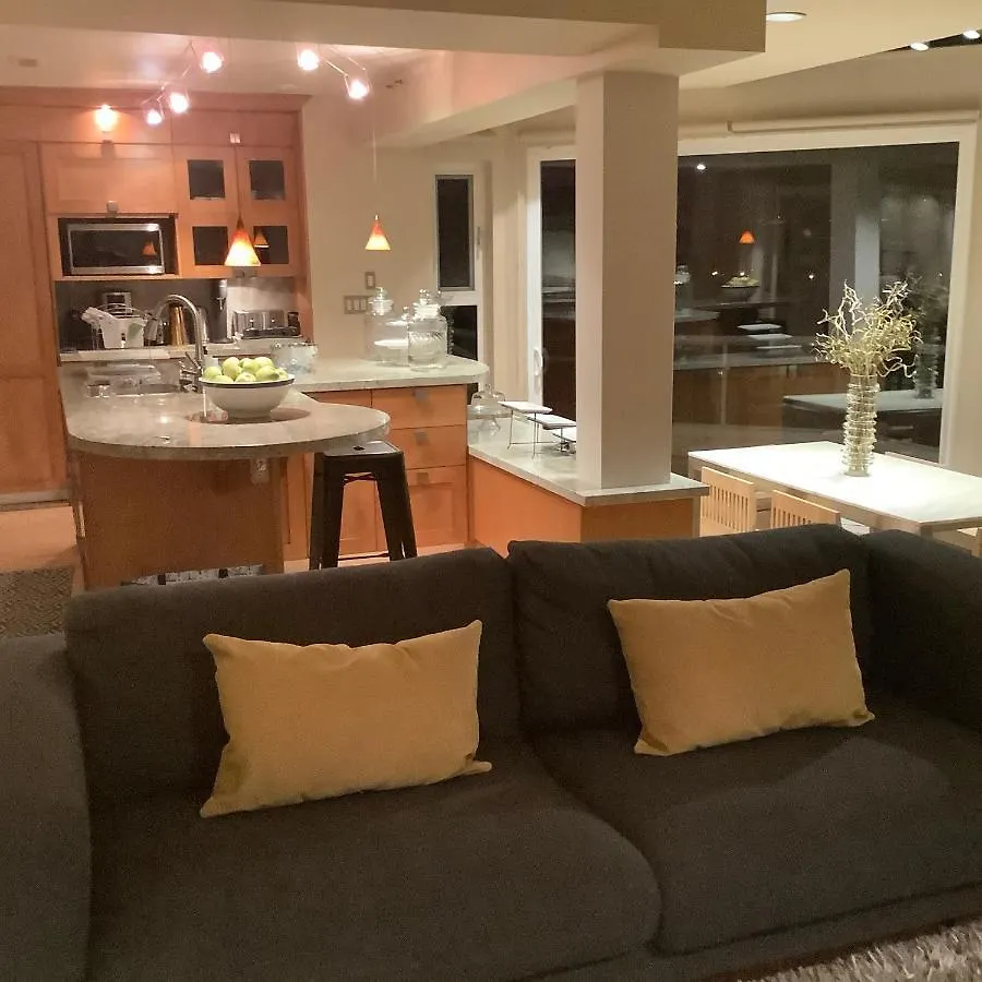 Suite Smart Vancouver 3*,  Canada